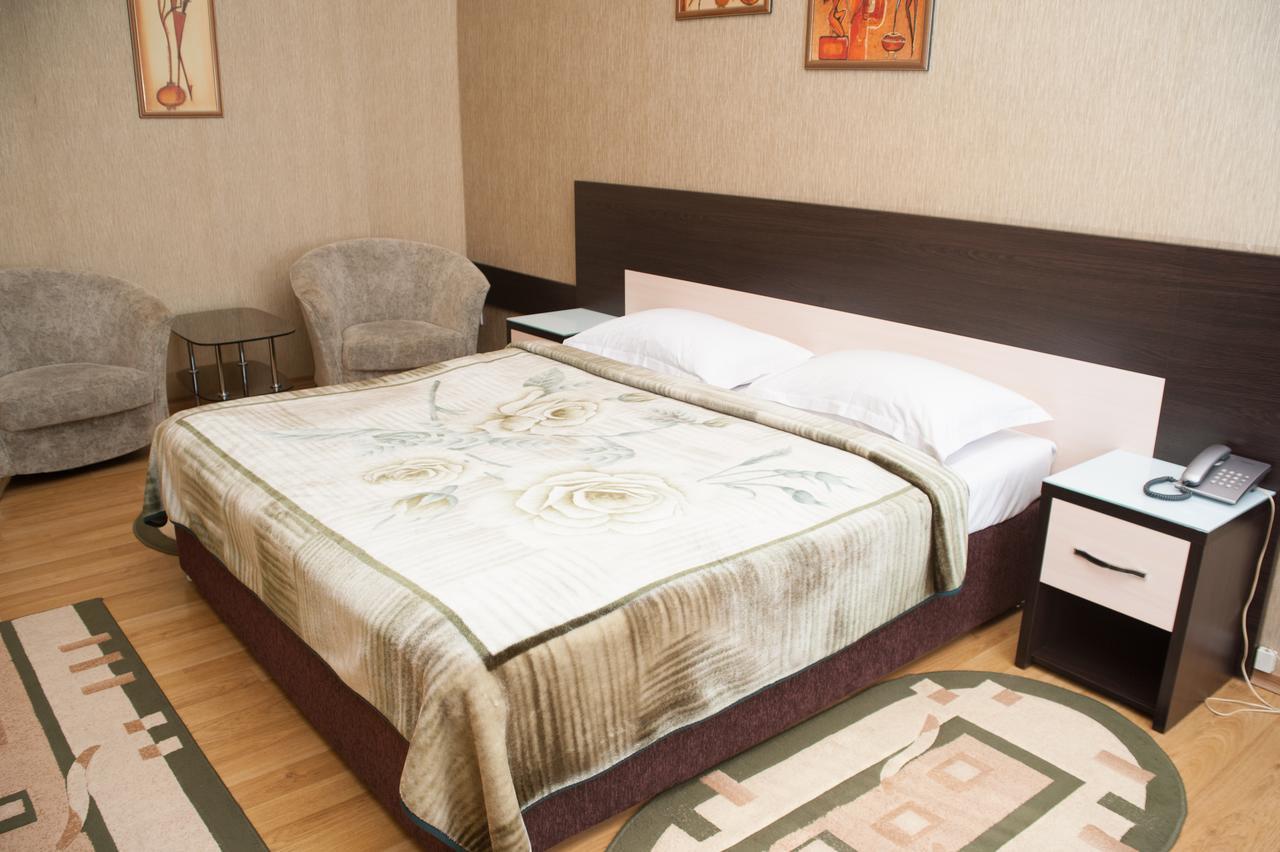 Bilyj Rojal Hotel Zaporizhia Exterior foto